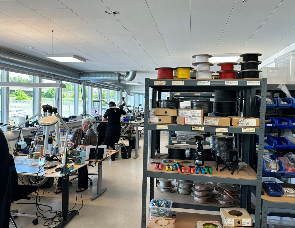 In entspannter Atmosphäre bauen die Mitarbeiter der Audio Group Denmark die Produkte.