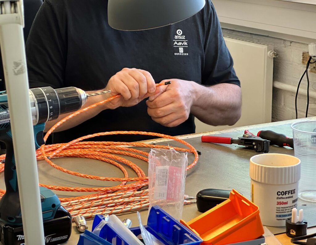 Geschultes Personal fertigt die hochwertigen Kabel in Handarbeit.