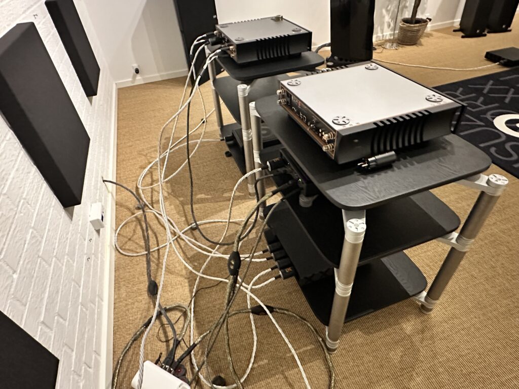 Ein Klang-Geheimnis der Audio Group Denmark sind die hochwertigen Kabel und Netzwerk-Komponenten.