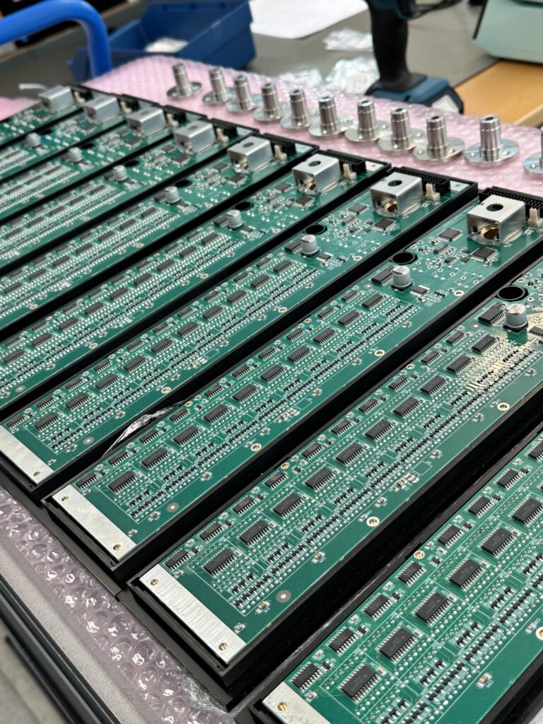 Dicht an Dicht reihen sich die Elektro-Komponenten für den Aufbau der Geräte von Aavik und Axxess.