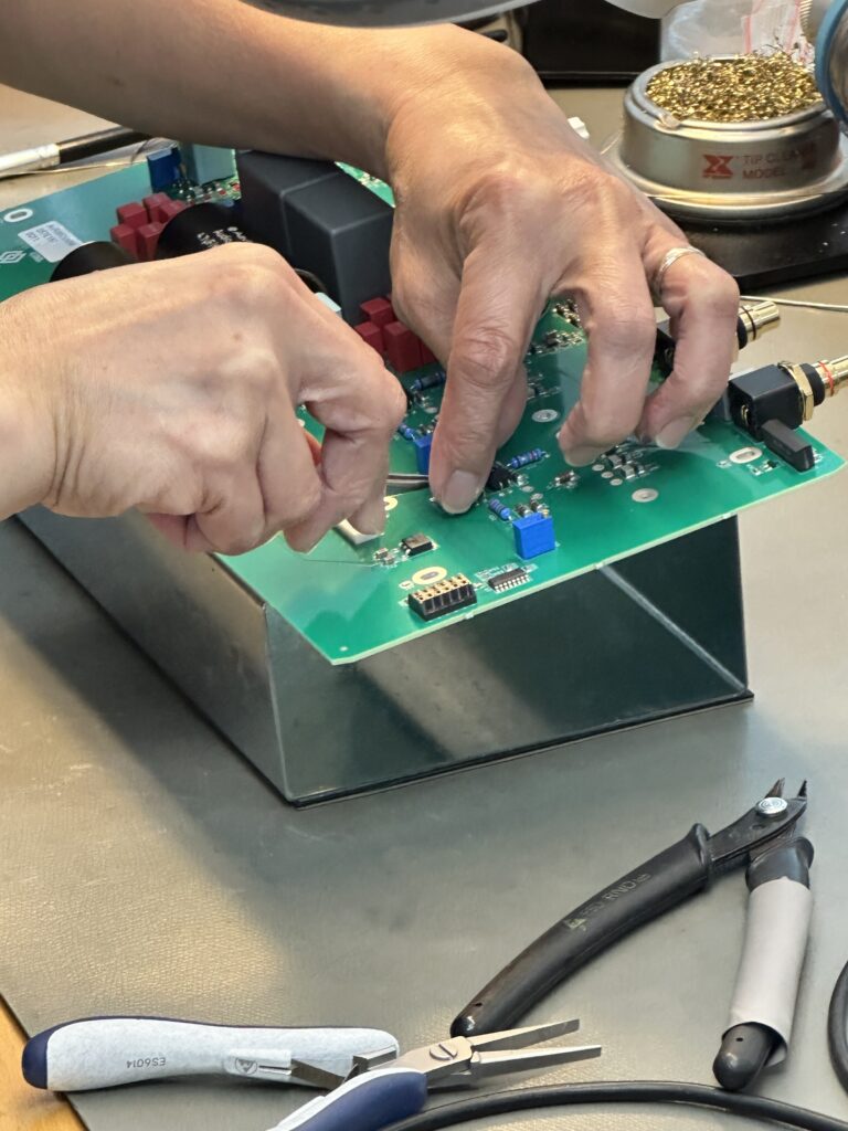 Kein Roboter kann hier die feine Handarbeit ersetzen.