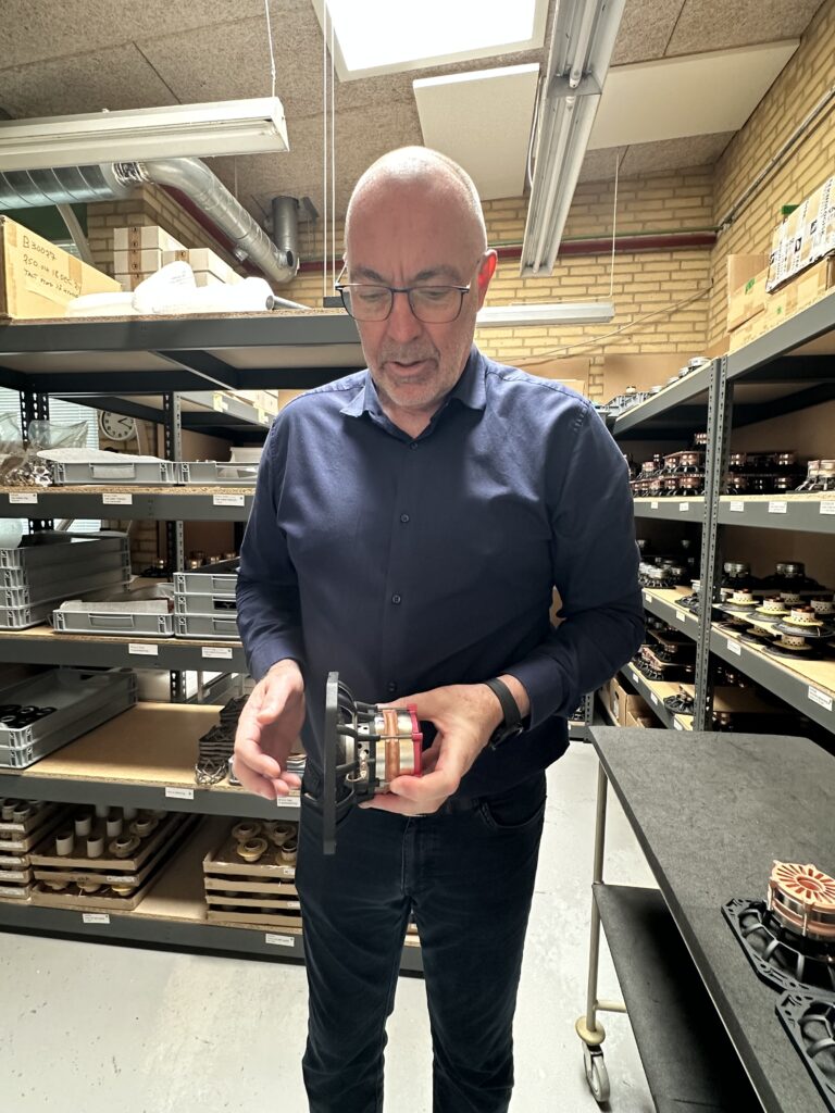 CEO Kent Sørensen erklärt mit großem Wissen alle Pordukt-Details des Lautsprecher Chassis.