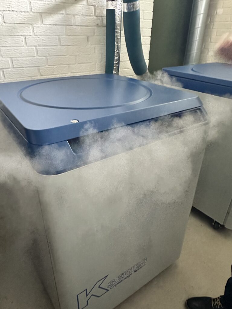 Zwei große Kryo Gefäße verursachen einen beeindruckenden Nebel. Im Klang ist diese Behandlung sofort nachzuvollziehen.