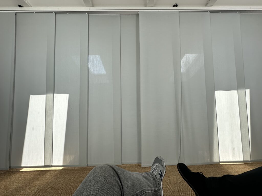 Die Musik Anlage steht für die Vorführung hinter einem Vorhang! Blind-Test.