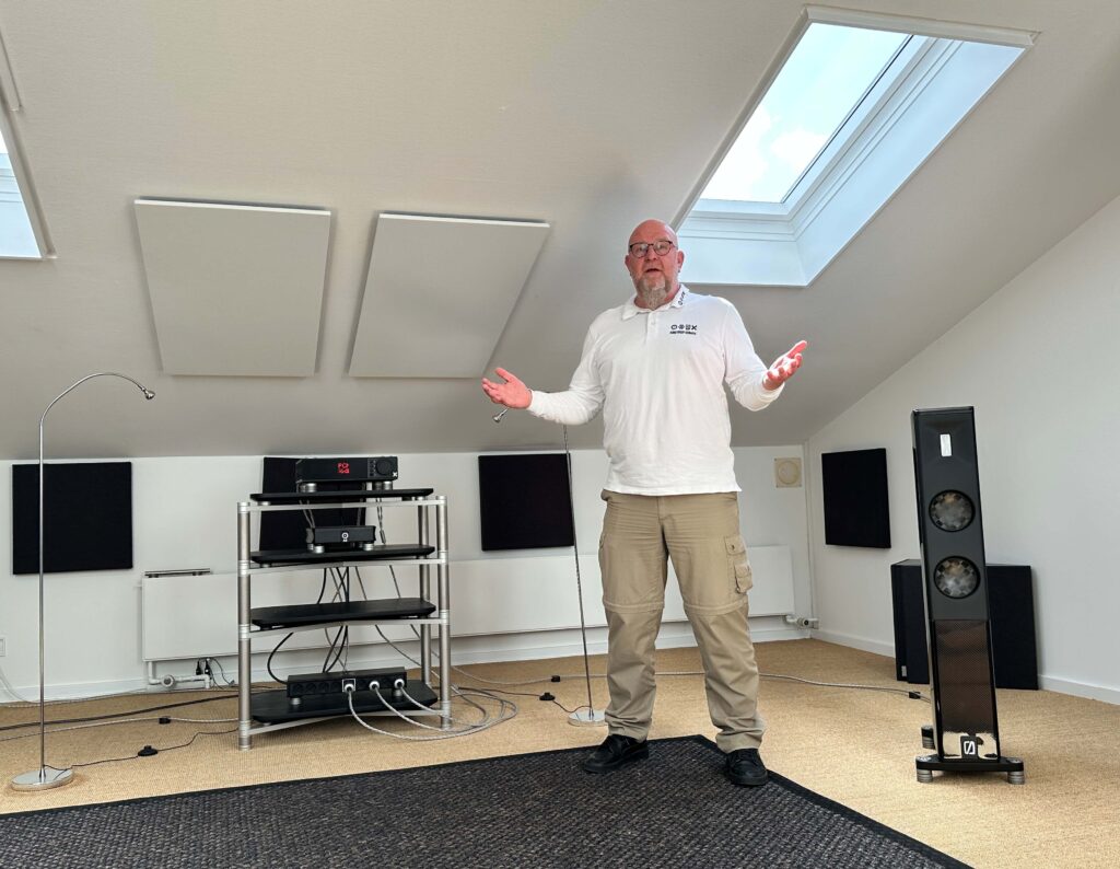 Area Sales Manager Europe Morten Thyrrestrup gibt sich viel Mühe in seinen Erläuterungen.