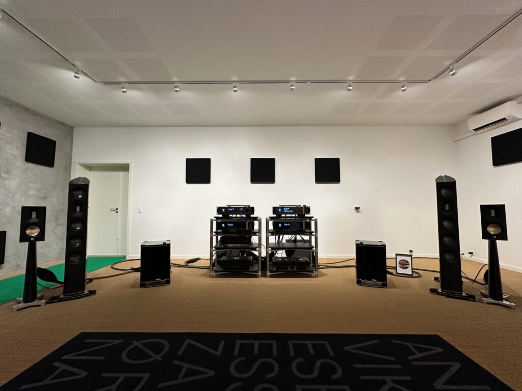 Aavik, Børresen und Ansuz High End System der Extra-Klasse. Der Klang ist atemraubend gut.