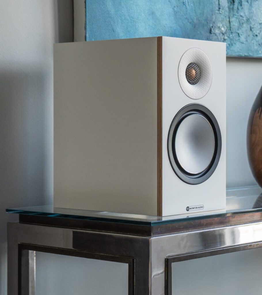 Monitor Audio Bronze 50 7G auf einem High Board in weiss.
